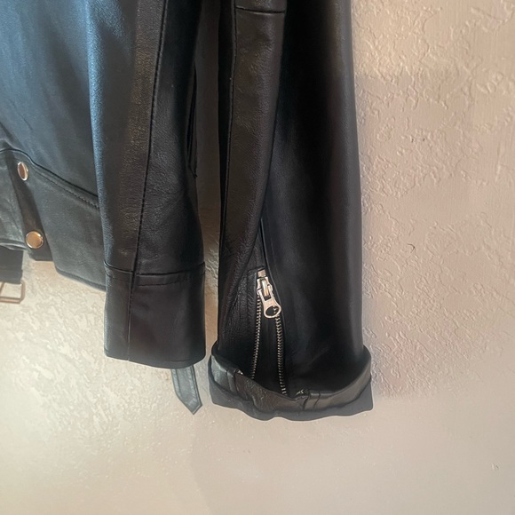 2 Medium size Women Leather Jackets. LIKE NEW - Picture 13 of 13